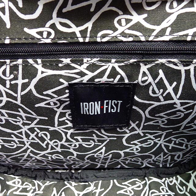 【摩達客】美國Iron Fist鐵拳搖滾大口紅巴比分屍手拿包(斜背包單肩包側背包)