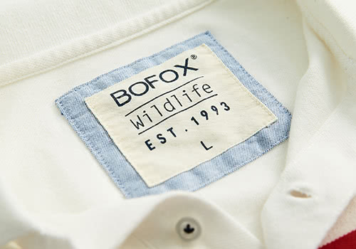 【BOFOX 寶狐】字母刺繡條紋POLO衫(灰藍)