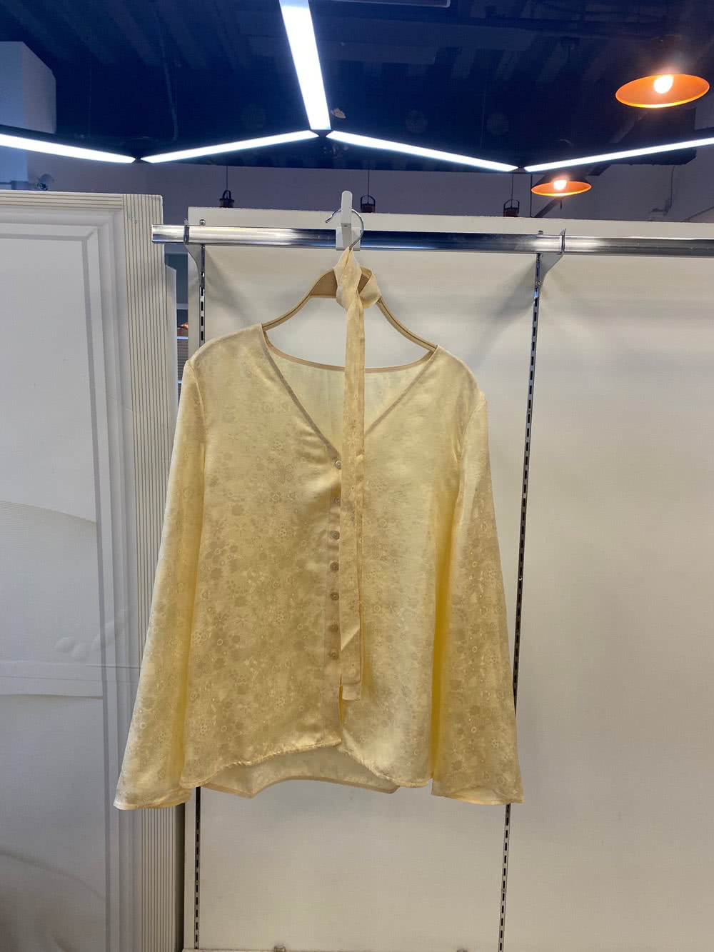 御絹坊 法式圓舞曲獨特花紋V領100%蠶絲綁帶上衣評價推薦 御絹坊 法式圓舞曲獨特花紋V領100%蠶絲綁帶上衣評價推薦