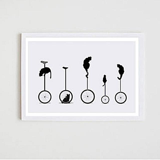 【摩達客】西班牙知名插畫家Judy Kaufmann藝術創作海報掛畫裝飾畫-貓騎單輪(附本人簽名 含木框)