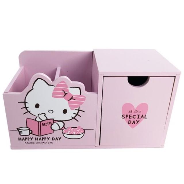 【小禮堂】Hello Kitty 造型橫式木質筆筒收納盒 抽屜盒 文具盒 桌上型收納盒 《粉 看書》