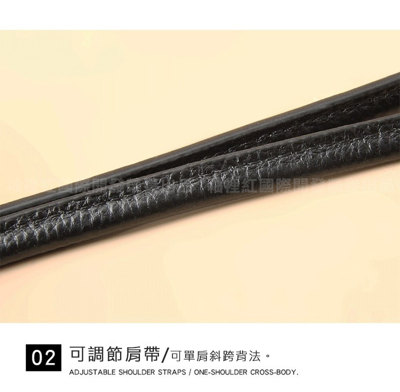 02 可調節肩帶可單肩斜跨背法。 