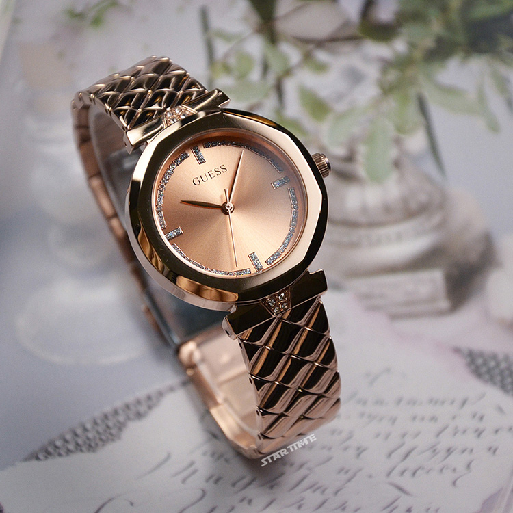 GUESS 玫瑰金色系 晶鑽簡約錶盤 絎縫造型不鏽鋼錶帶 手