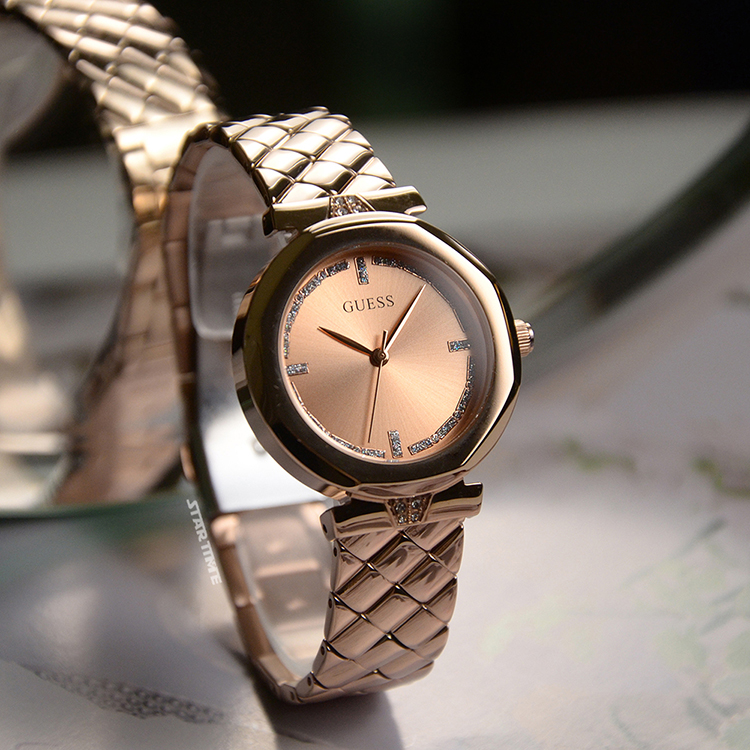 GUESS 玫瑰金色系 晶鑽簡約錶盤 絎縫造型不鏽鋼錶帶 手