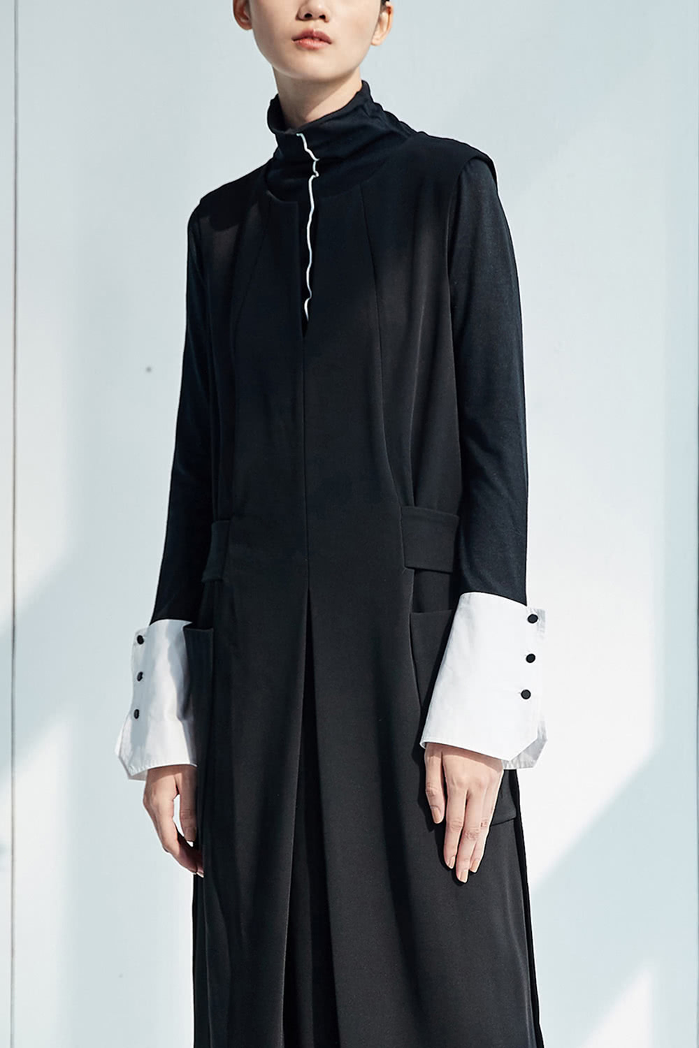 iROO 小Ｖ領綁帶設計無袖洋裝 推薦