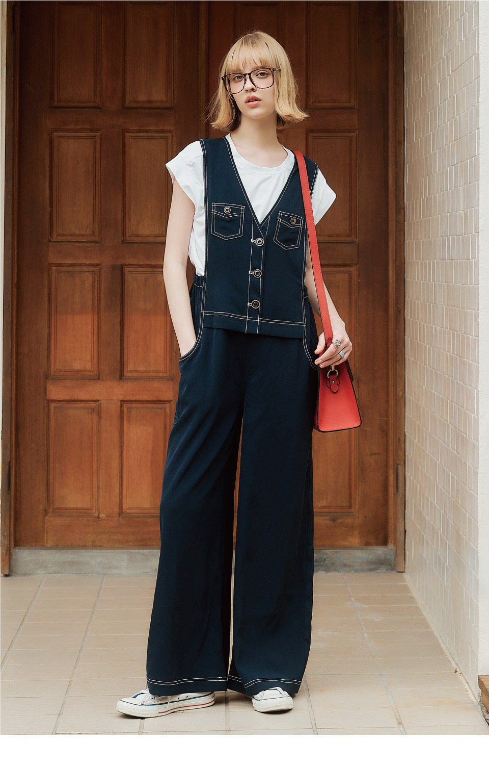 OUWEY 歐薇 時尚車線造型寬直筒吊帶褲(深藍色；XS-M