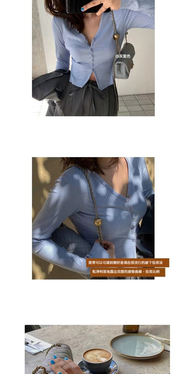 灰藍色 肩帶可以可調到剛好是現在很流行的腋下包背法 乾淨利落地露出完整的腰臀曲線,拉長比例 
