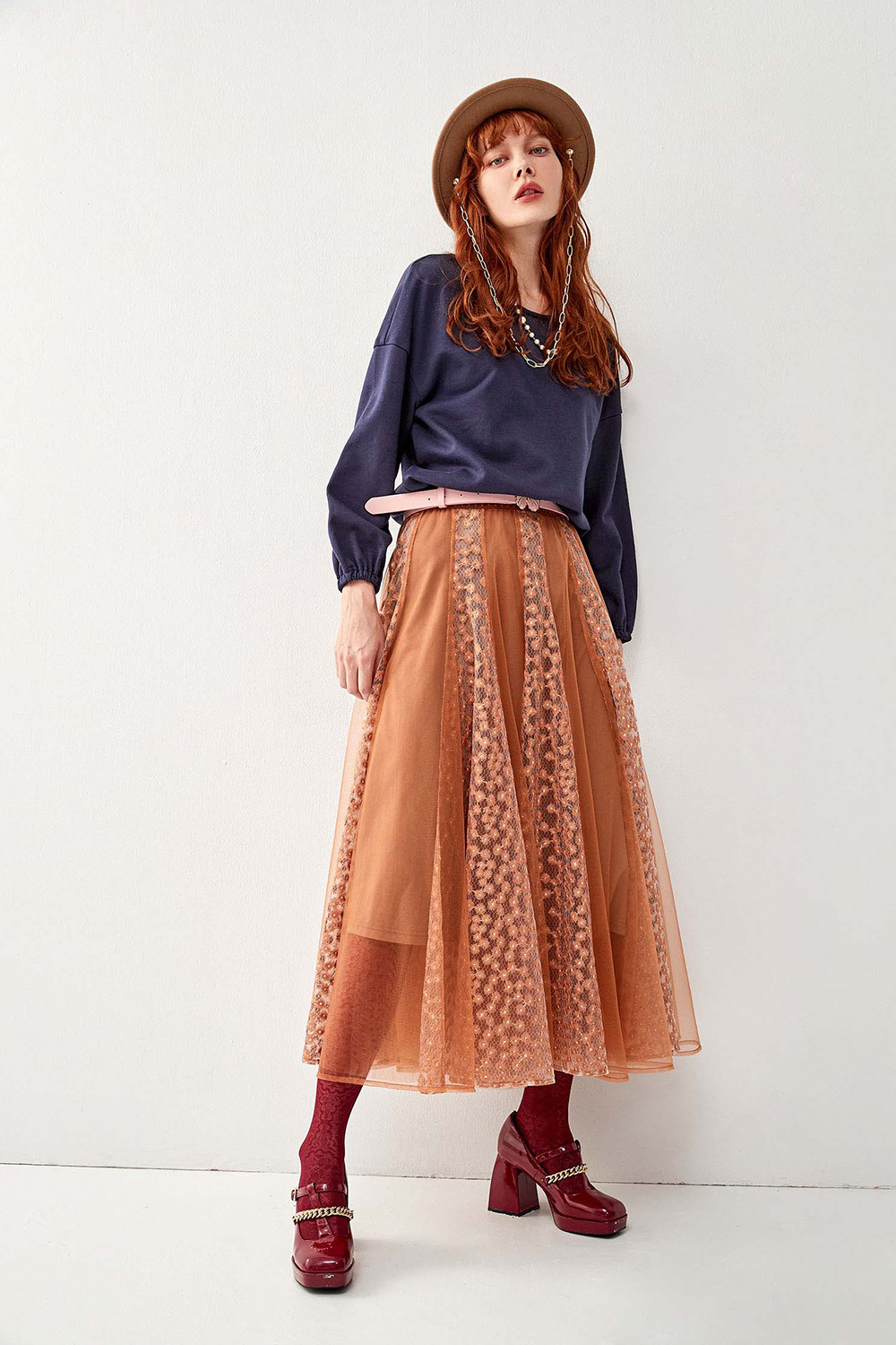 iROO 領邊刺繡花朵上衣優惠推薦