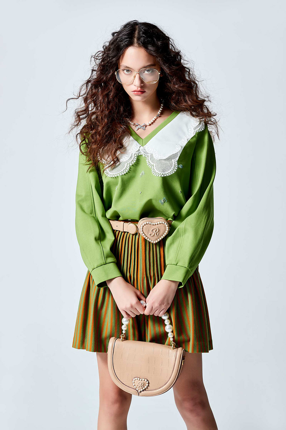 iROO 綴亮片花飾單品上衣優惠推薦