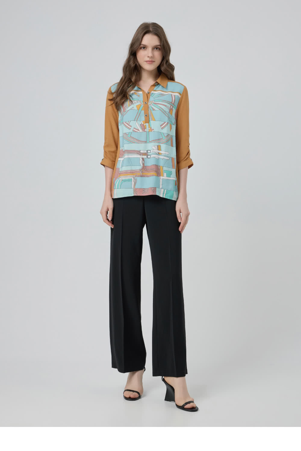 ILEY 伊蕾 絲巾風印花縲縈翻領上衣(卡其；M-2L；12