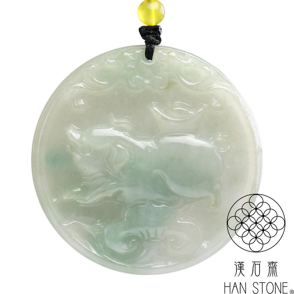 漢石齋】天然翡翠A貨金豬帶財玉佩吊墜細糯種飄花(52*52*7mm) - momo