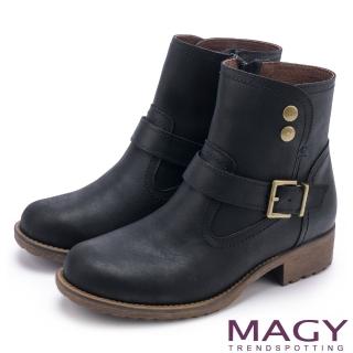 【MAGY】中性俏皮 磨面感牛皮扣環短靴(黑色)