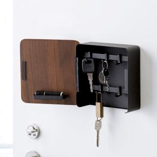 【YAMAZAKI】RIN磁吸式木紋鑰匙收納盒-黑(玄關收納/門上收納)