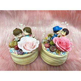 【OSTARA FLORIST 奧斯塔拉花藝】77親親小情侶永生花音樂盒 共兩色(永生花、情人節、送禮花禮、旋轉音樂盒)