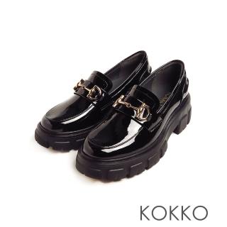【KOKKO 集團】經典英倫風漆皮馬銜扣厚底樂福鞋(黑色)