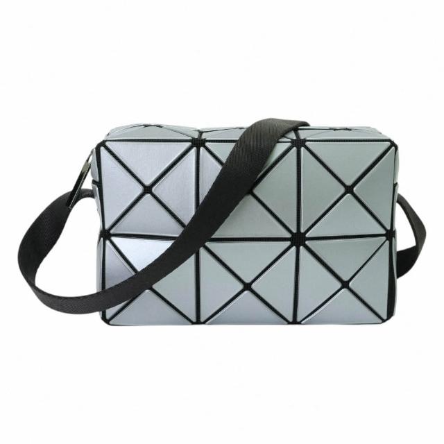 ISSEY MIYAKE 三宅一生 ISSEY MIYAKE 三宅一生】幾何皮質立方斜背小方包mini(星光藍) - momo