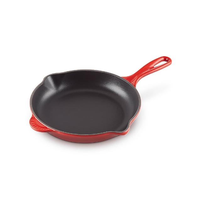【Le Creuset】琺瑯鑄鐵單柄圓煎盤23cm 雪紡粉/櫻桃紅/綠光森林 3色選1+TNS單柄平煎鍋20cm(贈V油刷-櫻桃紅)