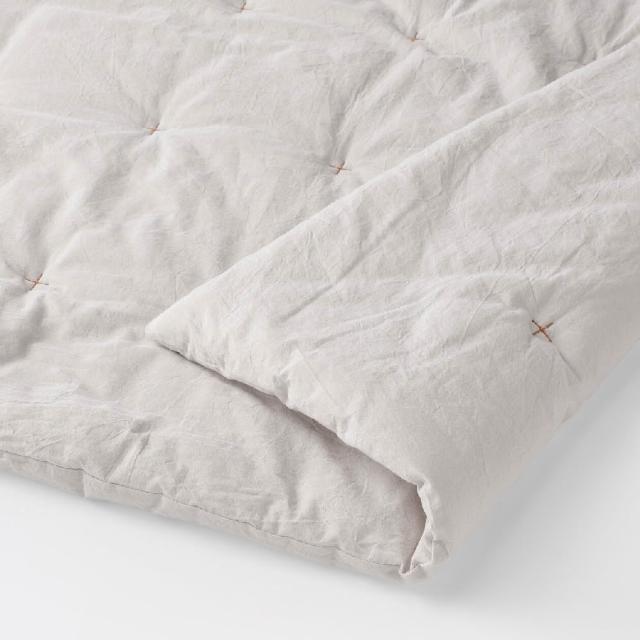 【MUJI 無印良品】絎縫點狀水洗薄被/D (白色/灰色/淺米/藍色) 成品尺寸:W180×L200 cm 壓紋縫製加工